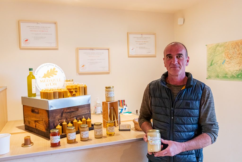 photo de la miellerie des ruchers du soleil à Valensole qui propose de la dégustation et de la vente direct