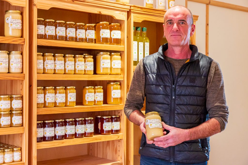 photo de la miellerie des ruchers du soleil à Valensole qui propose de la dégustation et de la vente direct