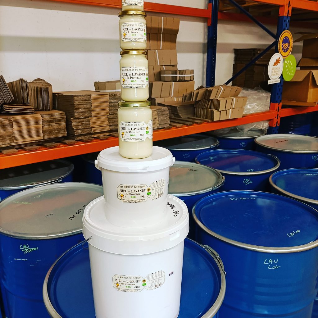 photo de la miellerie des ruchers du soleil à Valensole qui propose de la dégustation et de la vente direct