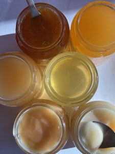 6 pots de miels vue du dessus pour illustrer la vente de miel de lavande à valensole