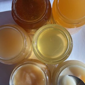 miel lavande valensole 6 pots de miels vue du dessus pour illustrer la vente de miel de lavande à valensole